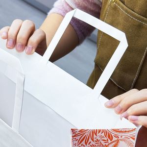 Sacs en papier kraft avec poignées, personnalisables avec logo, écologiques, biodégradables, recyclables, pour la restauration, la vente à emporter et les services de livraison de repas. - Product Image 6