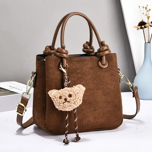 Bolso de mano para mujer, color marrón liso, con dije de oso, cierre de cremallera, asa superior, bandolera, para uso diario, viajes, moda, regalo - Product Image 1