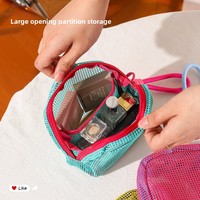 Sac de rangement en maille portable en forme de cube, style Instagram, thème dopamine, pour les voyages en plein air ; Trousse de toilette et de maquillage multifonctionnelle