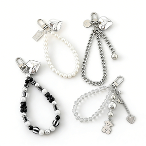 Nuevo Llavero Creativo de Perlas con Corazón, Abalorio de Oso con Cuentas Blancas y Negras, con Cadena para Decoración de Fundas de Teléfono y Bolsos, Regalo Sencillo Estilo Coreano - Product Image 1
