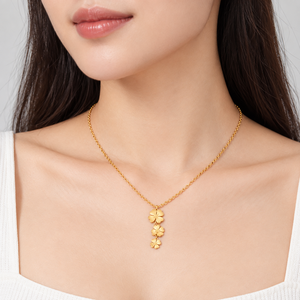 Collier Trèfle Triple en Acier Inoxydable Plaqué Or 14K sous Vide avec Pendentif Trèfle à Quatre Feuilles Gradué - Product Image 5