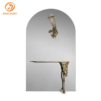 Table console moderne de luxe avec base sculpturale or rose et miroir arqué, table d'entrée pour la décoration de couloir, mobilier haut de gamme Daylight