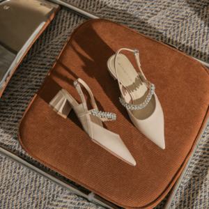 Sandales de soirée légères pour femme en cuir verni noir à bout pointu, avec talon compensé en satin orné de strass, à enfiler - Product Image 4