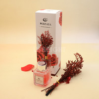 Diffuseur de liquide de couleur claire en relief carré de 50ml à prix bon marché avec bâton de fibre écologique de fleurs séchées
