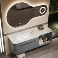 Meuble de bain suspendu gris en bois massif, plan en pierre frittée, vasque céramique, étagère ouverte et miroir LED asymétrique