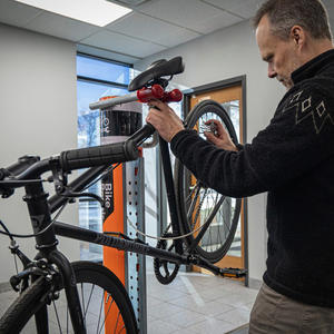 Station de réparation de vélo <span class=keywords><strong>publique</strong></span> cylindrique de nouvelle conception avec outils et <span class=keywords><strong>pompe</strong></span> - Product Image 5