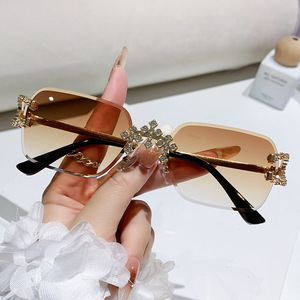 Lunettes de soleil carrées sans monture pour femmes avec verres en strass UV400 légères style urbain extérieur - Product Image 1