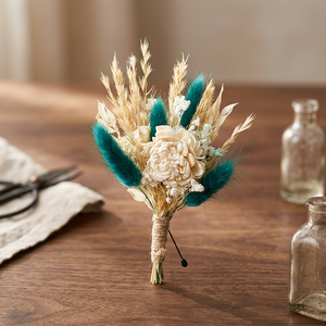 Arreglo floral de pampas preservadas para solapa, en blanco, dorado y verde, para boda - Product Image 3