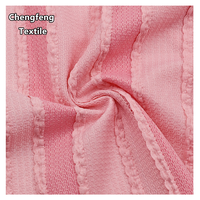 2561 #   Tissu jacquard plissé rayé bicolore en polyester respirant et élastique tricoté chaîne pour la confection de robes, t-shirts et maillots de bain pour femmes