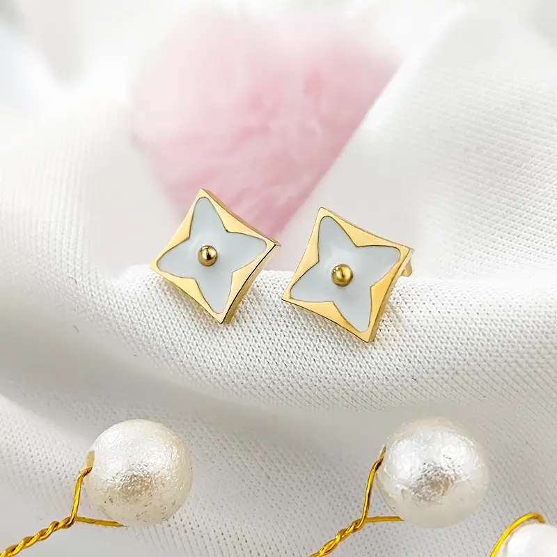 Sweet diamond-shaped white shell four-leaf clover butterfly buckle earrings do not fade hypoallergenic earrings