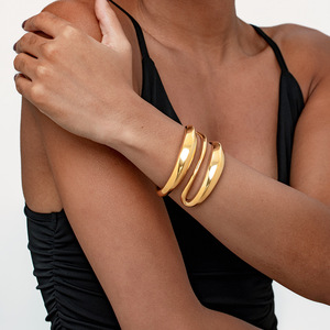 กำไลข้อมือทองหนาแบบขายส่ง สแตนเลสชุบทอง 18K สำหรับผู้หญิง รุ่นกว้าง เรียบหรู แฟชั่นเครื่องประดับ - Product Image 5