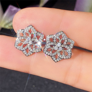 Orecchini a Perno a Forma di Rosa Traforata per Donne, Gioielli Eleganti e alla Moda, Vendita all'Ingrosso - Product Image 4