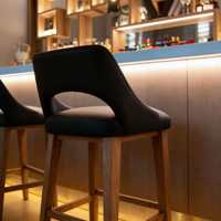 Comptoir de bar résidentiel personnalisable en bois massif, écologique et durable, avec dessus bleu, étagères, miroir décoratif et éclairage superposé pour bar à domicile