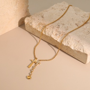 Nuova Collana in Acciaio Inox PVD per Donne, Doppia Croce a Forma di Cuore, Elegante Gioiello per Feste e Uso Quotidiano - Product Image 3