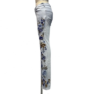 กางเกงยีนส์ปักลายดอกไม้สำหรับผู้หญิงมาใหม่ - Product Image 3