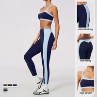 Ensemble de vêtements de sport avec coussinets amovibles, haut dos nu à col halter color block, leggings sculptants et gainants, vêtements athleisure