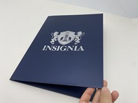 Carpeta de Presentación Personalizada Azul Marino con Logotipo Plateado en Relieve para Propuesta Comercial