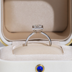 Bague de fiançailles Messi Jewelry MSR-2106 en or 18 carats avec diamant de laboratoire taille radiant - Product Image 6