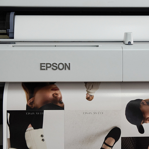 Affiche encadrée imprimée à l'encre sur carton sans acide avec micro-pulvérisation - Product Image 1