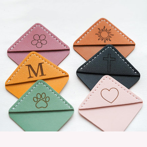 ที่คั่นหนังสือรูปสี่เหลี่ยมมุมโค้งแบบกำหนดเองได้ ทำจากหนังเทียม สามารถสลักชื่อหรือข้อความได้ เป็นของขวัญส่วนตัว - Product Image 1