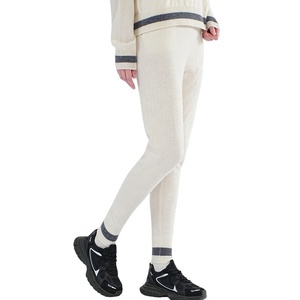 <span class=keywords><strong>Pantaloni</strong></span> slim da donna <span class=keywords><strong>in</strong></span> puro cashmere bianco lavorato a <span class=keywords><strong>maglia</strong></span> dal design basic - Product Image 1