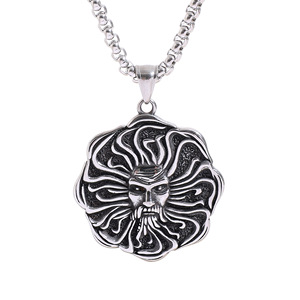 Yunnique Collar con colgante de acero de titanio con diseño de cara geométrica, joyería de moda unisex - Product Image 1