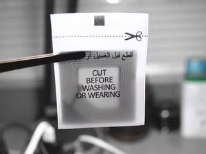 Logo personnalisé RFID Étiquettes et étiquettes d'actifs de vêtement Commande en gros avec impression de codes à barres - Product Image 6