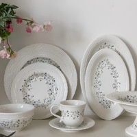 Service de vaisselle en porcelaine embossée à motif végétal vintage français, comprenant assiettes à dessert, tasses et soucoupes, de haute qualité, compatible micro-ondes, pour mariage chinois
