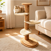 Arbre à chat rustique en écorce de chêne naturel de taille moyenne, avec poteaux à gratter en forme de tronc d'arbre et plusieurs plateformes en forme de feuilles