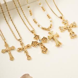 Collana con Pendente in Acciaio Inox Placcato Oro 18K con Zirconi, Catena Singapore Intrecciata, Collana Sportiva Unisex con Croce, Gioiello Religioso Cristiano - Product Image 4