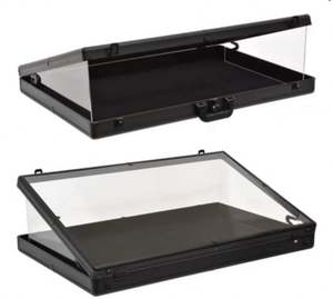 Espositore Portatile in Alluminio e Acrilico 2025 con Coperchio Trasparente per Carte TCG, con Chiusura di Sicurezza - Product Image 3