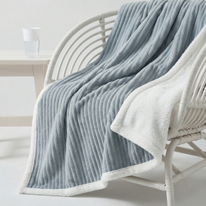 Manta de Franela Hipoalergénica con Textura Acanalada |   Ropa de Cama de Hotel Antiácaros y Antibacteriana, Segura para Pieles Sensibles |   Compra al por Mayor - Product Image 1