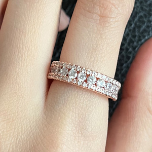 Anello con Tre File di Zirconi Micro Pavé per Donne, Gioiello da Dito Classico e alla Moda - Product Image 2