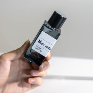 批发定制方形扁平30ml 50ml 100ml香水喷雾瓶带黑色塑料盖定制颜色 - Product Image 1