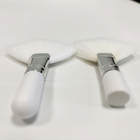 Witte superzachte gezichtsreinigingsborstel met dik, pluizig, veganistisch haar, handvat voor concealer en lippenbalsem.