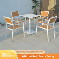 Ensemble de table et de chaises de salle à manger en bois et en alliage d'aluminium moderne et durable pour une utilisation en extérieur dans les hôtels, les jardins, les terrasses et les gymnases