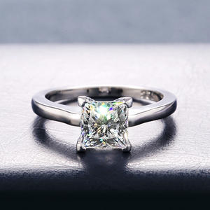 Anello di Fidanzamento Classico da Donna F266 con Diamante Taglio Principessa in Oro Bianco Colore G Naturale - Product Image 6