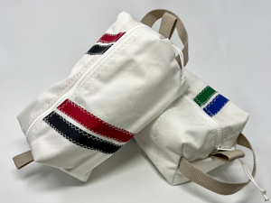 Trousse de toilette en toile de <span class=keywords><strong>voile</strong></span> recyclée _ Sac de voyage _ Trousse de toilette _ Compartiment zippé, doublure blanche, poignée en sangle - Product Image 1