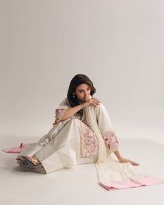 Ensemble Salwar Kameez floral blanc cassé pour femme, costume pakistanais crème avec poignets et ourlet brodés roses pour mariage et fête - Product Image 2