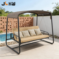Fauteuil balançoire de luxe moderne en rotin 4 places pour extérieur, avec cadre en aluminium, hamac, auvent et bande LED solaire pour parc et cour.