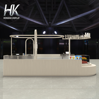 Kiosque de centre commercial personnalisable, moderne et écologique, avec vitrine grise, station alimentaire intégrée et toit arqué éclairé par LED