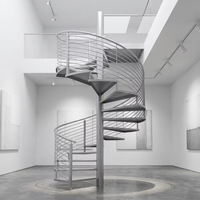 Moderne Villa-Terrassen-Spiraltreppe aus Verzinktem Stahl mit Glasgeländer Rutschfeste Diamantstufen für den Außenbereich