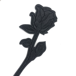 แผ่นผ้าปักลายราชินีสีดำสำหรับเด็กผู้หญิงแผ่นปะติดผ้าโลโก้ผ้าไหมสำหรับรีดเสื้อผ้ากีฬา OEM กระเป๋าลายยูนิคอร์นสีรุ้งแบบออกแบบได้ตามต้องการ - Product Image 4