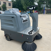 Machine de balayage industrielle compacte et portable avec grande poubelle pour les opérations de nettoyage extérieur continu