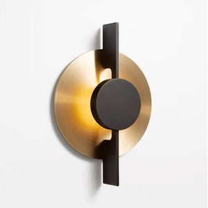 Lámpara de Pared de Hierro Forjado de Lujo Posmoderno, Diseño Nórdico Moderno Minimalista para Sala de Estar, Creativa y Personalizada para Proyectos - Product Image 1