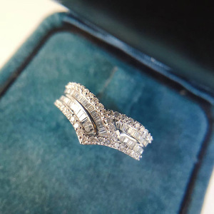 Anello di Fidanzamento Q651 per Donna in Oro Bianco con Diamanti Taglio Baguette e Pietre Laterali Naturali Colore D - Product Image 1