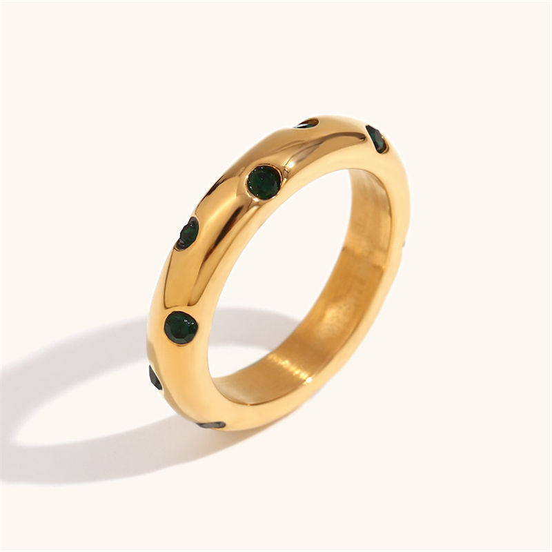 แหวนเพชรทรงกลมเรียบหรู สีทองและเขียว