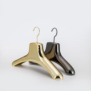लिविंग रूम के कपड़ों के लिए थोक अनुकूलन स्टाइलिश सिंगल-टियर प्लास्टिक कोट हैंगर त्रिकोण डिजाइन - Product Image 2
