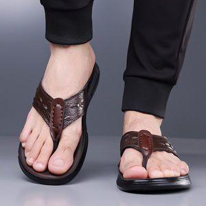 Sandalias de cuero genuino con correa en T para hombre, antideslizantes, de punta abierta, informales, para la playa, con suela de goma y estampado animal. - Product Image 4