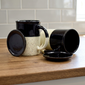 Tasses et mugs en grès noir moucheté avec couvercle – Tasse à café en céramique moderne avec poignée confortable pour la maison et le bureau - Product Image 4
